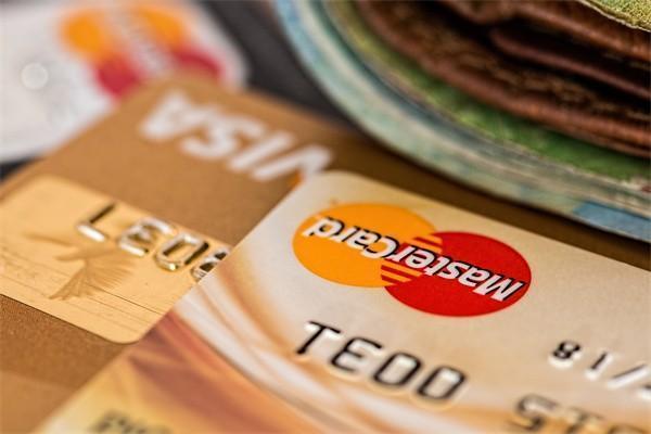 建行信用卡逾期后果及处理办法详解，还款日耽误7天会面临什么后果？